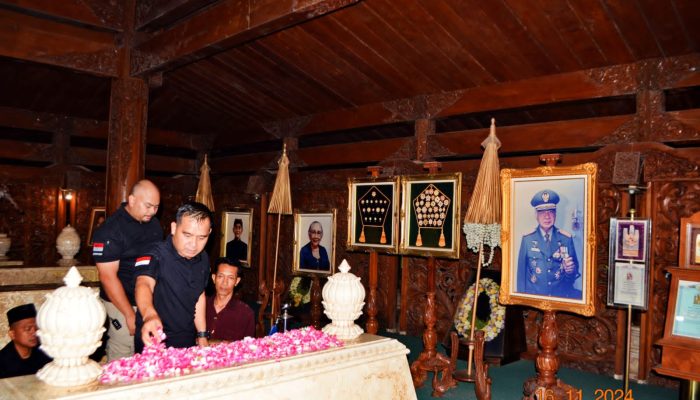 Ketua Umum RABN Agus Winarno SH Ziarah Ke Makam Jenderal Besar HM Soeharto