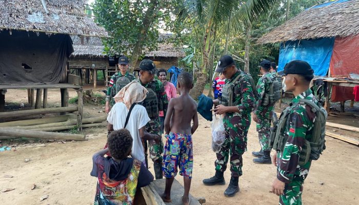 Mempererat Hubungan Dengan Masyarakat, Satgas Yonif 403/WP Laksanakan Anjangsana Di Bustop, Distrik Jair