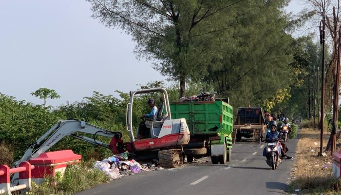 Sinergitas Dua Pemerintah Desa Tindaklanjuti Keluhan Warga Terkait Sampah di Tepi Jalan