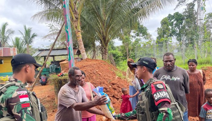 Sambut HUT TNI ke-80, Pos Rawa Bustop Satgas Pamtas RI-PNG Statis Yonif 403/WP bagi sembako