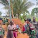 Sambut HUT TNI ke-80, Pos Rawa Bustop Satgas Pamtas RI-PNG Statis Yonif 403/WP bagi sembako
