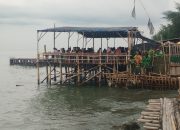 Wisata Murah Resiko Mahal, Panggung Bambu Menjamur di Tepi Pantai Widuri Pemalang Disorot