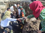 Dukung Percepatan Pembangunan, Anggota Koramil 0808/15 Gandusari Bersama Forkopimcam Laksanakan Peletakan Batu Pertama Pembangunan KDKMP