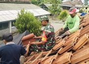 Dari Rakyat Untuk Rakyat: Wujud Kepedulian Terhadap Masyarakat, Babinsa Maron Bantu Pasang Atap Rumah Warga