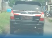 Mobil Pelat Merah Ditutup Stiker Gelap,Diduga Berasal dari Lingkungan Pemkab Tegal