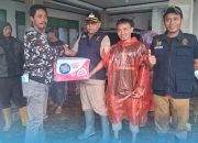 Zaenal Imron Kepala Desa Glandang ,Wakili Warga Serahkan Hasil Donasi ke Posko Bencana