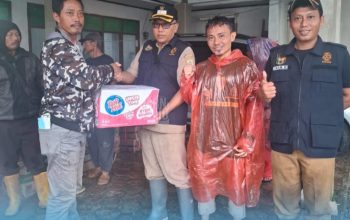 Zaenal Imron Kepala Desa Glandang ,Wakili Warga Serahkan Hasil Donasi ke Posko Bencana