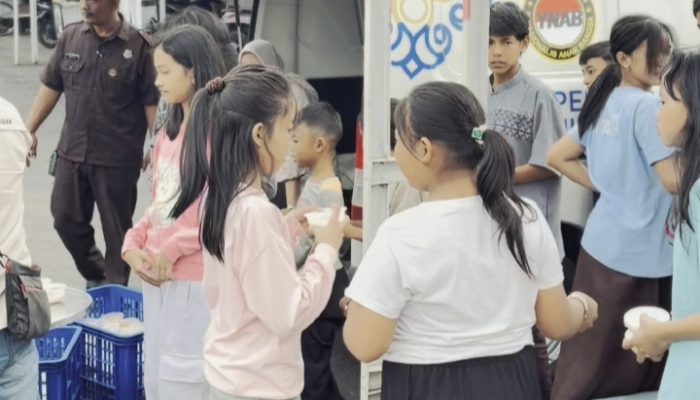 Sederhana Tapi Sarat Makna SPPG Panglayungan Cipedes Kota Tasik Gelar Bagi Bagi Takjil