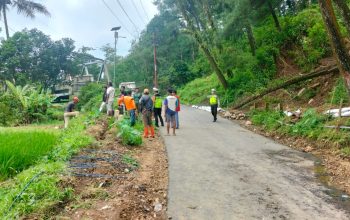 Jembatan Wisnu–Watukumpul Bergeser, Warga Bangun Jembatan Darurat untuk Akses Sekolah