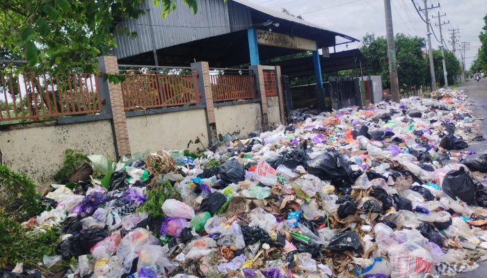 Tumpukan Sampah Mengular di TPS Bonjongbata Tepatnya di Jalan Karimata, Keadilan Lingkungan Kini Tiba di Dekat Rumah Bupati