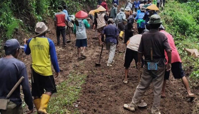 Gotong Royong Serentak Tangani Dampak Pasca Bencana di Kecamatan Watukumpul