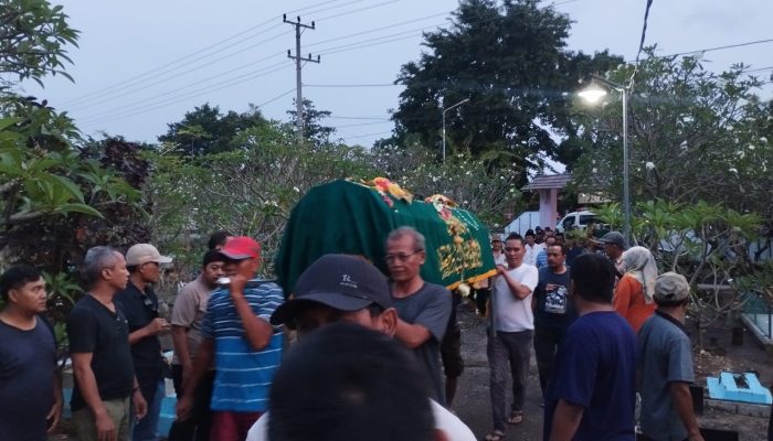 Tim Gowes Komunitas Ghost Buster dan Pemalang Fun Club Antar Khaer Iryanto ke Peristirahatan Terakhir di Makam Mantepan