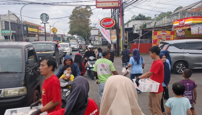 Semarak Ramadan Relawan SPPG Panglayungan Gelar Bagi Bagi Takjil