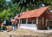 Antusiasme Warga Warnai Pemasangan Atap Genteng Bangunan Spiritual Mbah Sembung Yuda [Mbah Sedayu] di Desa Kabunan