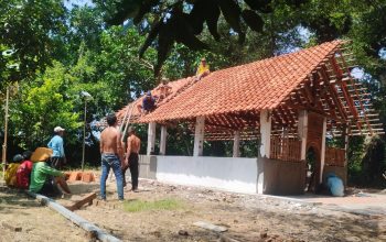 Antusiasme Warga Warnai Pemasangan Atap Genteng Bangunan Spiritual Mbah Sembung Yuda [Mbah Sedayu] di Desa Kabunan