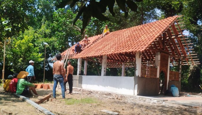 Antusiasme Warga Warnai Pemasangan Atap Genteng Bangunan Spiritual Mbah Sembung Yuda [Mbah Sedayu] di Desa Kabunan