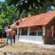 Antusiasme Warga Warnai Pemasangan Atap Genteng Bangunan Spiritual Mbah Sembung Yuda [Mbah Sedayu] di Desa Kabunan