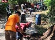 WARGA GAPURA GOTONG ROYONG PERBAIKI JALAN KABUPATEN: RAKYAT TURUN TANGAN, PEMERINTAH KAPAN?