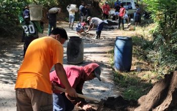 WARGA GAPURA GOTONG ROYONG PERBAIKI JALAN KABUPATEN: RAKYAT TURUN TANGAN, PEMERINTAH KAPAN?