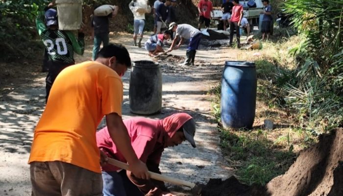 WARGA GAPURA GOTONG ROYONG PERBAIKI JALAN KABUPATEN: RAKYAT TURUN TANGAN, PEMERINTAH KAPAN?