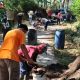 WARGA GAPURA GOTONG ROYONG PERBAIKI JALAN KABUPATEN: RAKYAT TURUN TANGAN, PEMERINTAH KAPAN?