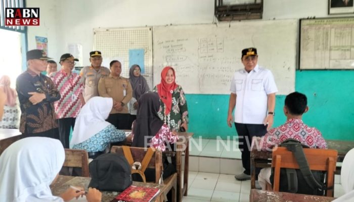 PLT Bupati Pemalang Perkuat Perlindungan Anak, Kunjungi SMPN 4 Randudongkal dan Serahkan Santunan kepada Keluarga Almarhum Ahmad Alfian