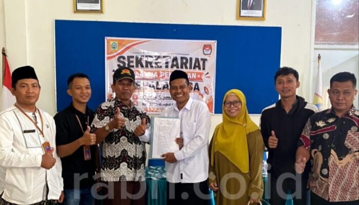 Berjalan Kaki Diiringi Musik Angklung dan Doa Warga, Ramono Hidayat Resmi Daftar Kades Semingkir