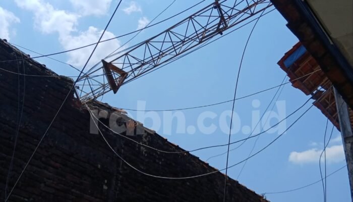 Tower Milik Dukcapil di Kecamatan Bantarbolang Ambruk,Tak Ada Korban Jiwa