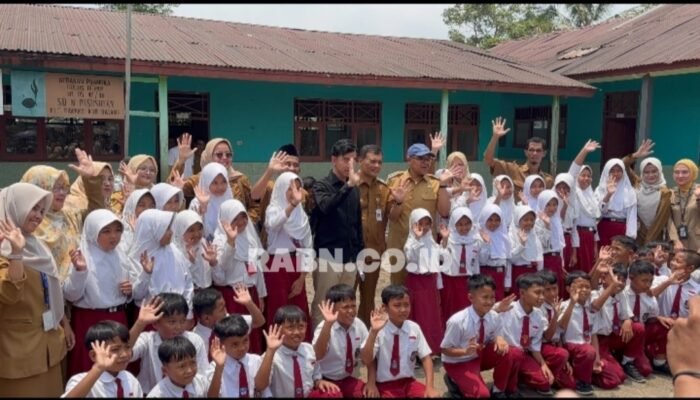 GIBRAN TINJAU LANGSUNG PENANGANAN KORBAN DUGAAN KERACUNAN MBG DI BAWANG
